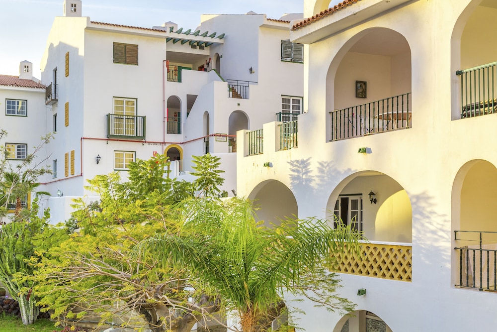 Hilton Vacation Club Sunset Harbour Club Tenerife — Hotel building in Costa Adeje, Canary Islands