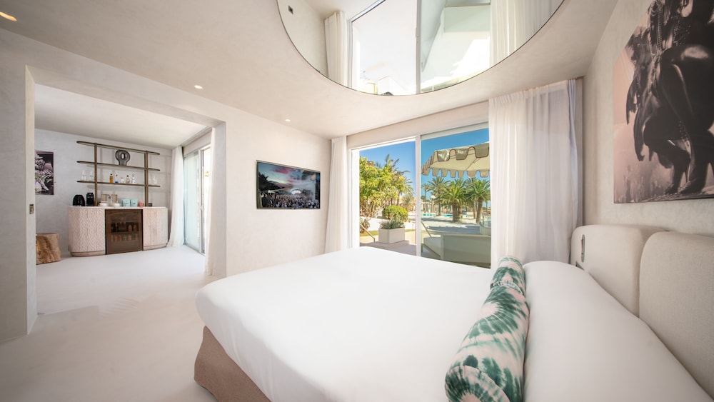Destino Five Ibiza - 5-Star Grand Luxe Resort - Free Entrance to Pacha Club — Hotel rooms in Santa Eulalia, Balearic Islands