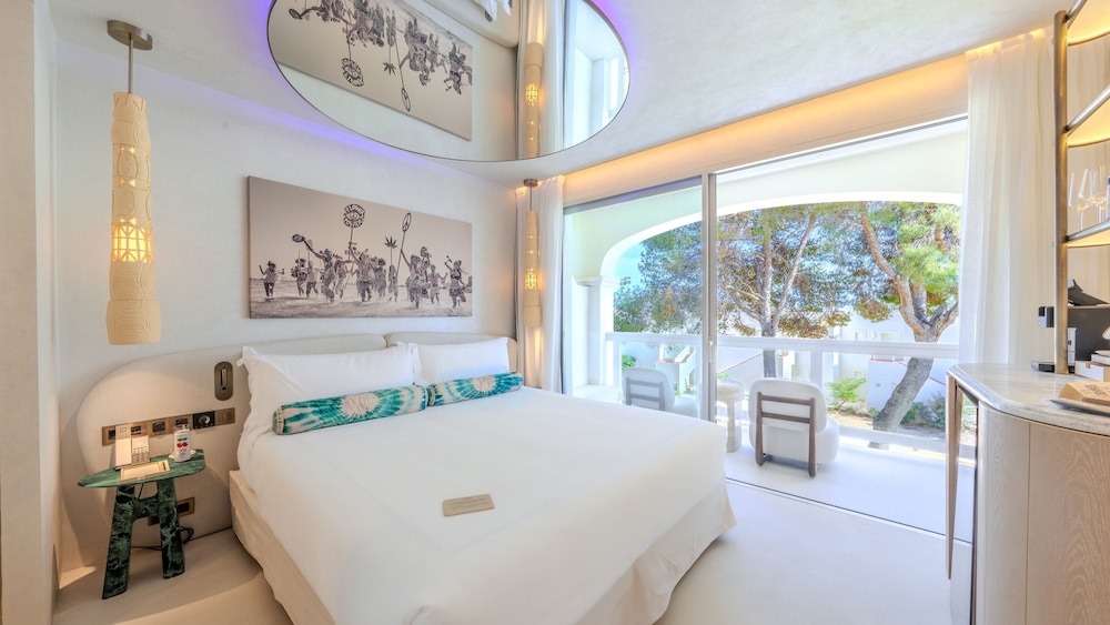 Destino Five Ibiza - 5-Star Grand Luxe Resort - Free Entrance to Pacha Club — Hotel rooms in Santa Eulalia, Balearic Islands