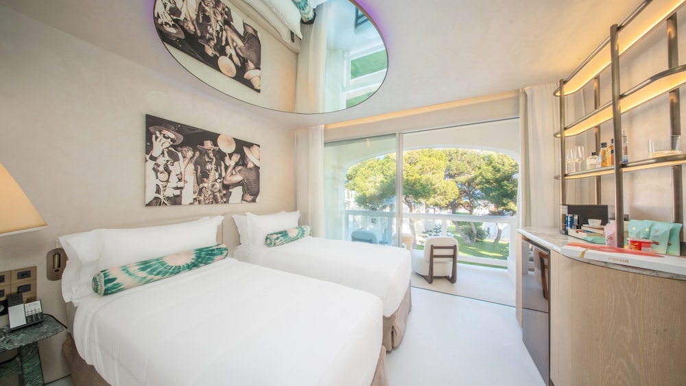 Destino Five Ibiza - 5-Star Grand Luxe Resort - Free Entrance to Pacha Club — Hotel rooms in Santa Eulalia, Balearic Islands