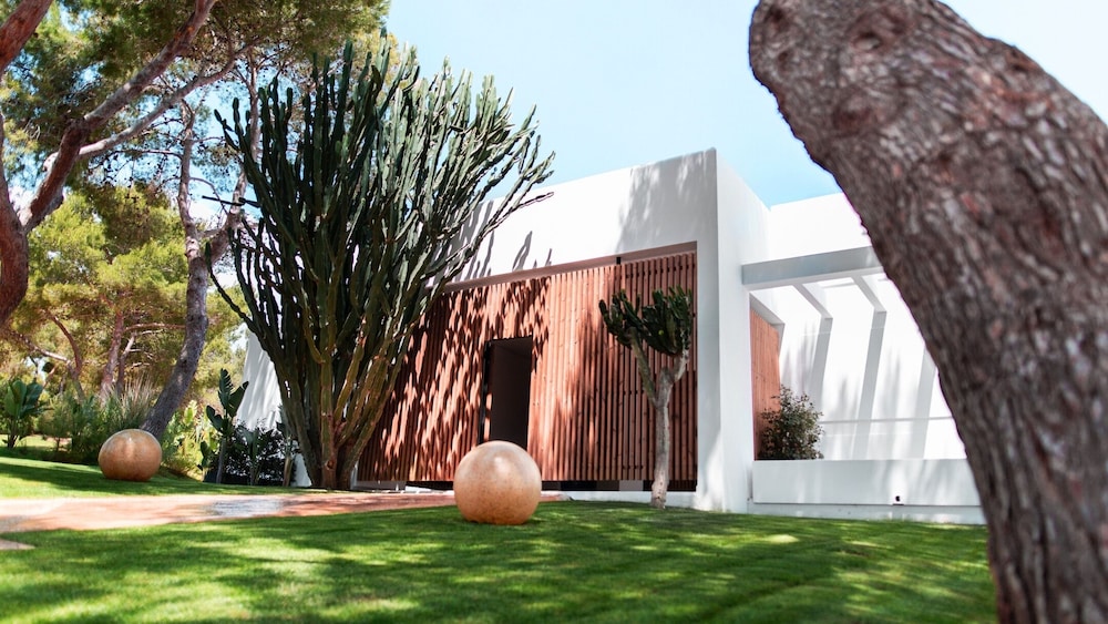 Destino Five Ibiza - 5-Star Grand Luxe Resort - Free Entrance to Pacha Club — Hotel building in Santa Eulalia, Balearic Islands