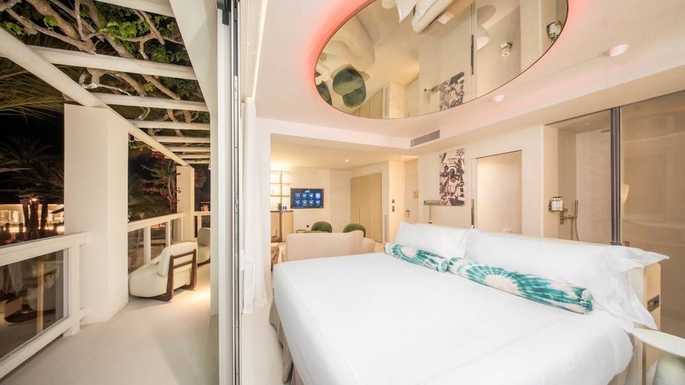 Destino Five Ibiza - 5-Star Grand Luxe Resort - Free Entrance to Pacha Club — Hotel rooms in Santa Eulalia, Balearic Islands