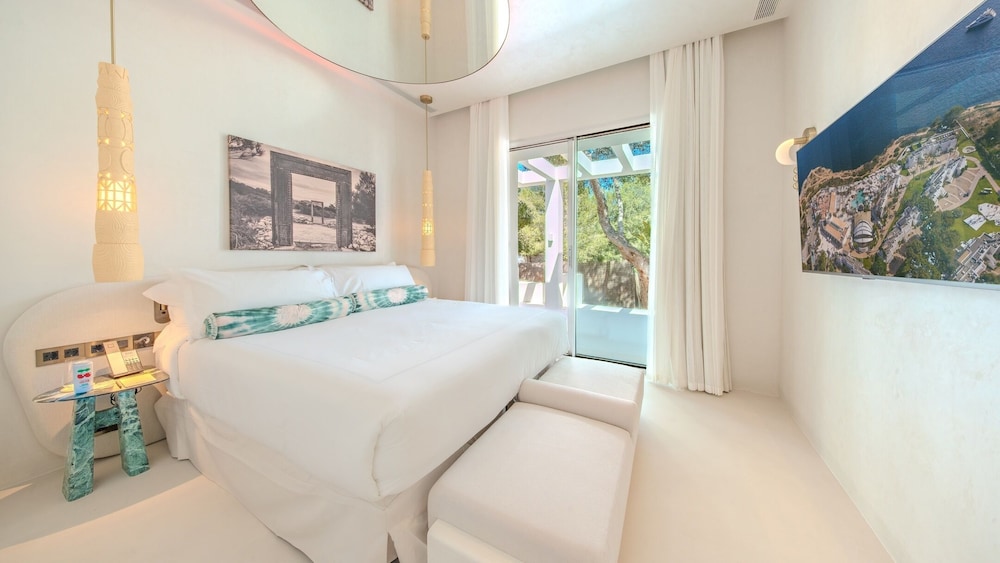 Destino Five Ibiza - 5-Star Grand Luxe Resort - Free Entrance to Pacha Club — Hotel rooms in Santa Eulalia, Balearic Islands