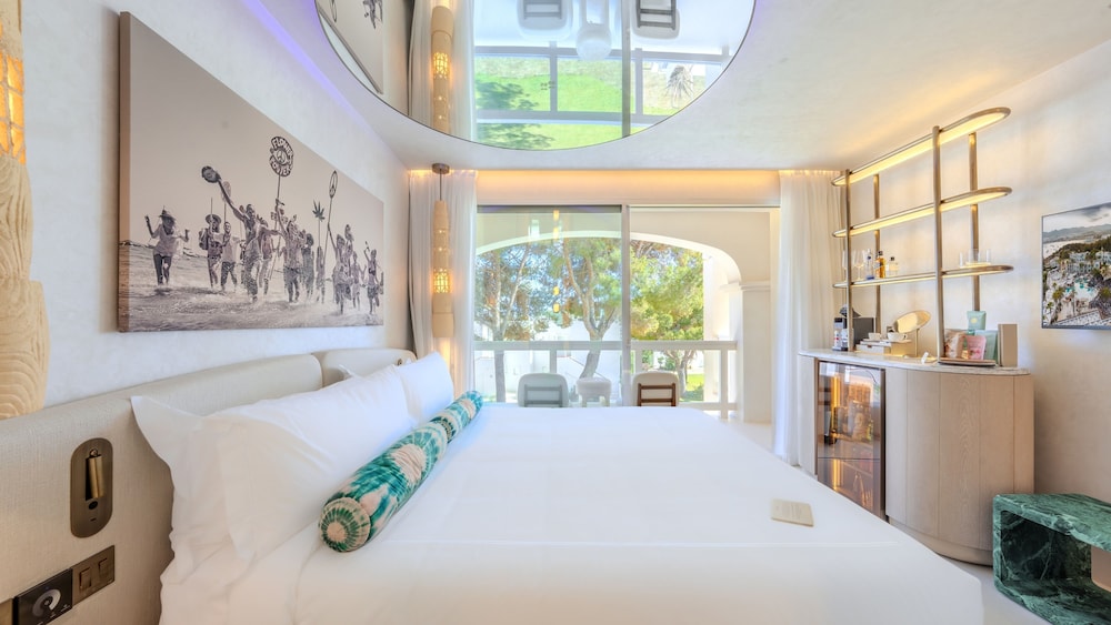 Destino Five Ibiza - 5-Star Grand Luxe Resort - Free Entrance to Pacha Club — Hotel rooms in Santa Eulalia, Balearic Islands