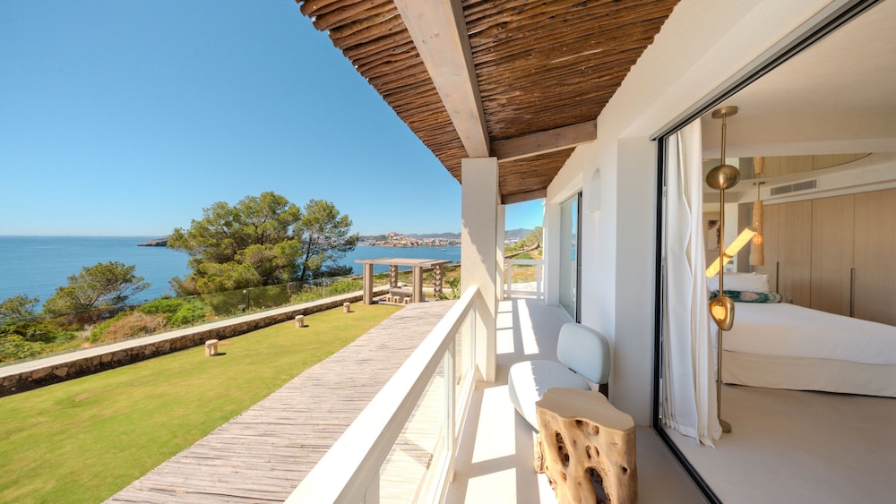 Destino Five Ibiza - 5-Star Grand Luxe Resort - Free Entrance to Pacha Club — Hotel building in Santa Eulalia, Balearic Islands