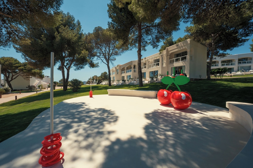 Destino Five Ibiza - 5-Star Grand Luxe Resort - Free Entrance to Pacha Club — Hotel building in Santa Eulalia, Balearic Islands