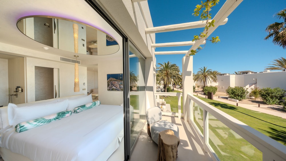 Destino Five Ibiza - 5-Star Grand Luxe Resort - Free Entrance to Pacha Club — Hotel rooms in Santa Eulalia, Balearic Islands
