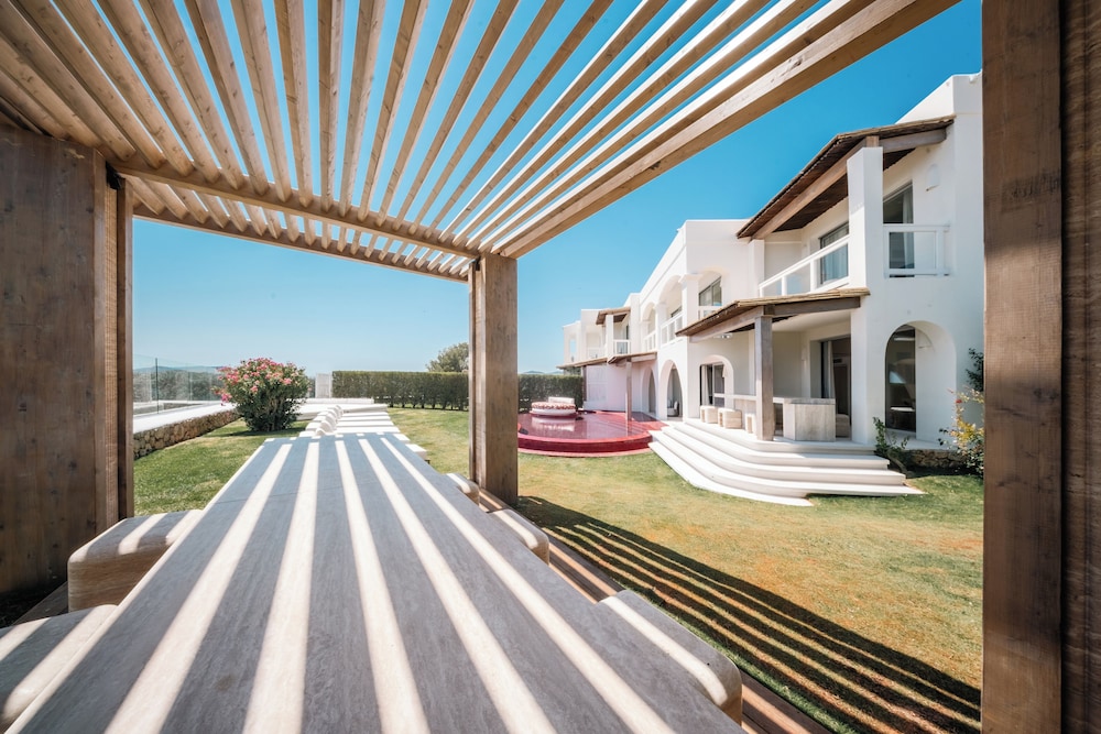 Destino Five Ibiza - 5-Star Grand Luxe Resort - Free Entrance to Pacha Club — Hotel building in Santa Eulalia, Balearic Islands