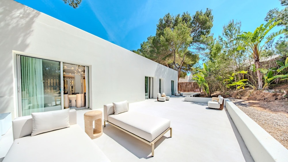 Destino Five Ibiza - 5-Star Grand Luxe Resort - Free Entrance to Pacha Club — Hotel building in Santa Eulalia, Balearic Islands