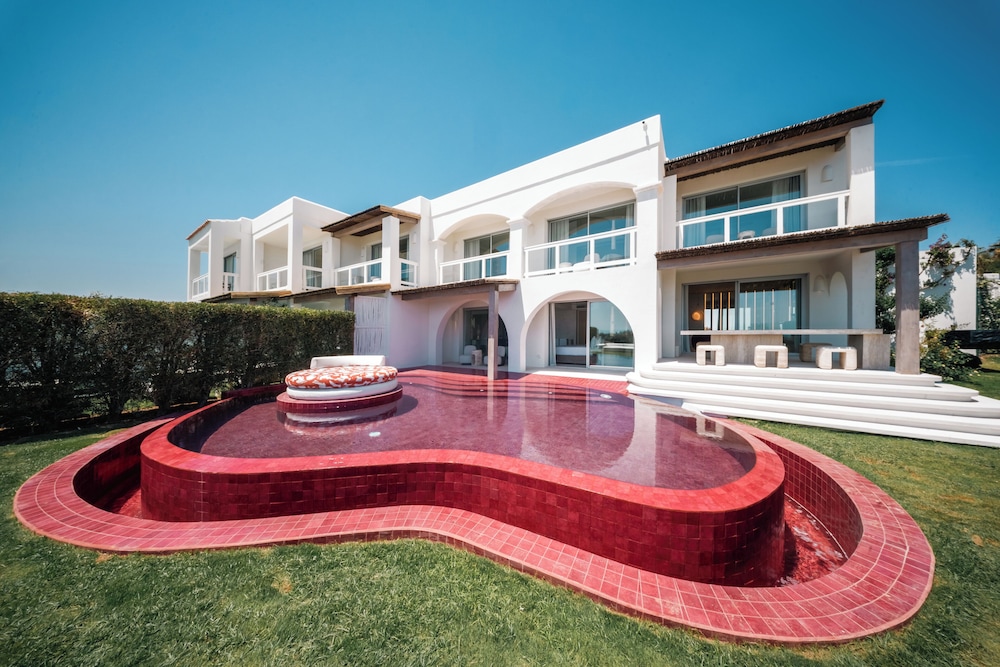 Destino Five Ibiza - 5-Star Grand Luxe Resort - Free Entrance to Pacha Club — Hotel building in Santa Eulalia, Balearic Islands