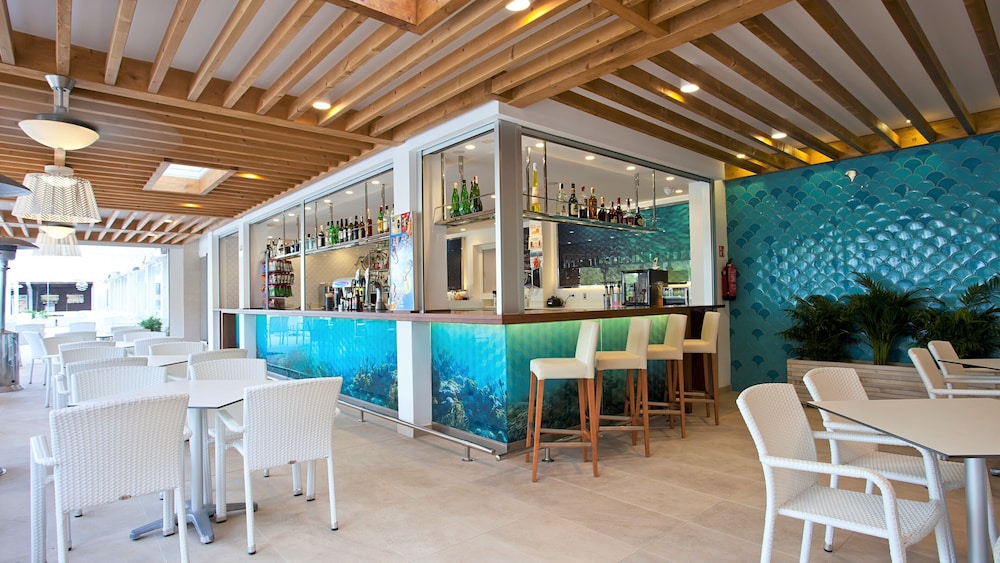 Puerto Azul Suite Hotel — Restaurant & bars in Puerto Pollensa, Balearic Islands
