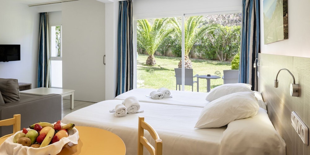 Puerto Azul Suite Hotel — Hotel rooms in Puerto Pollensa, Balearic Islands