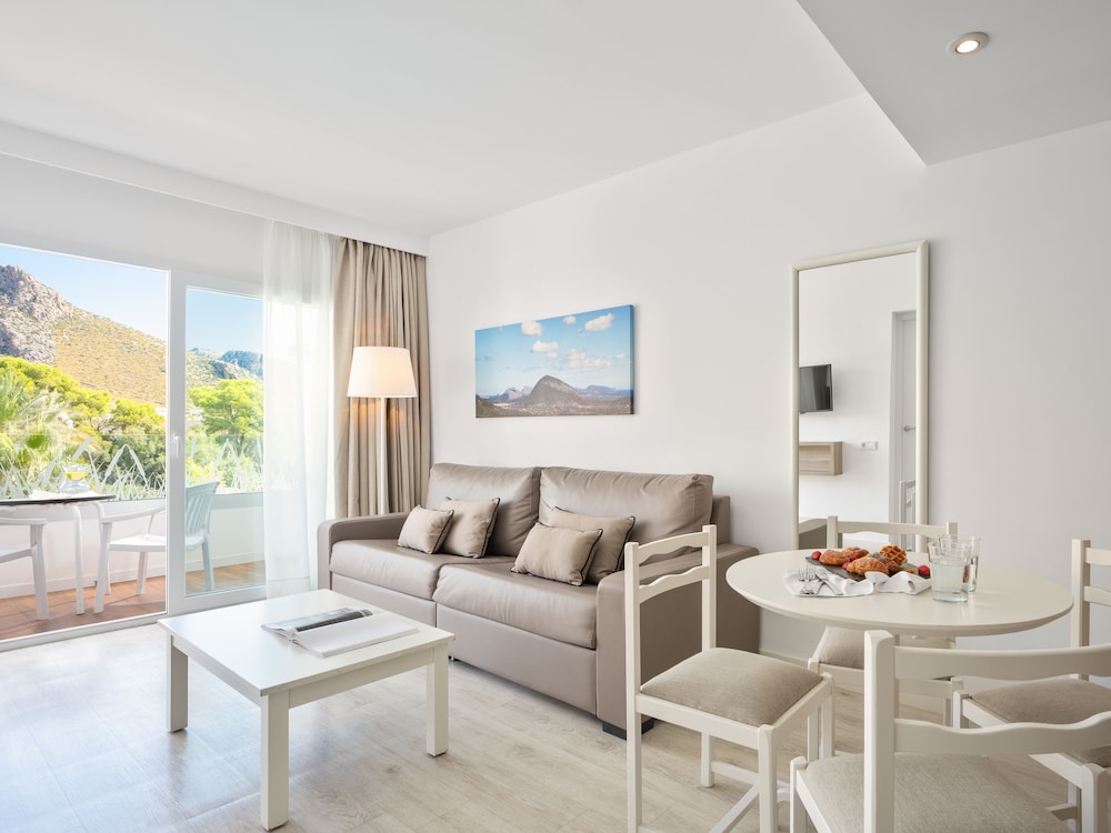 Puerto Azul Suite Hotel — Hotel rooms in Puerto Pollensa, Balearic Islands