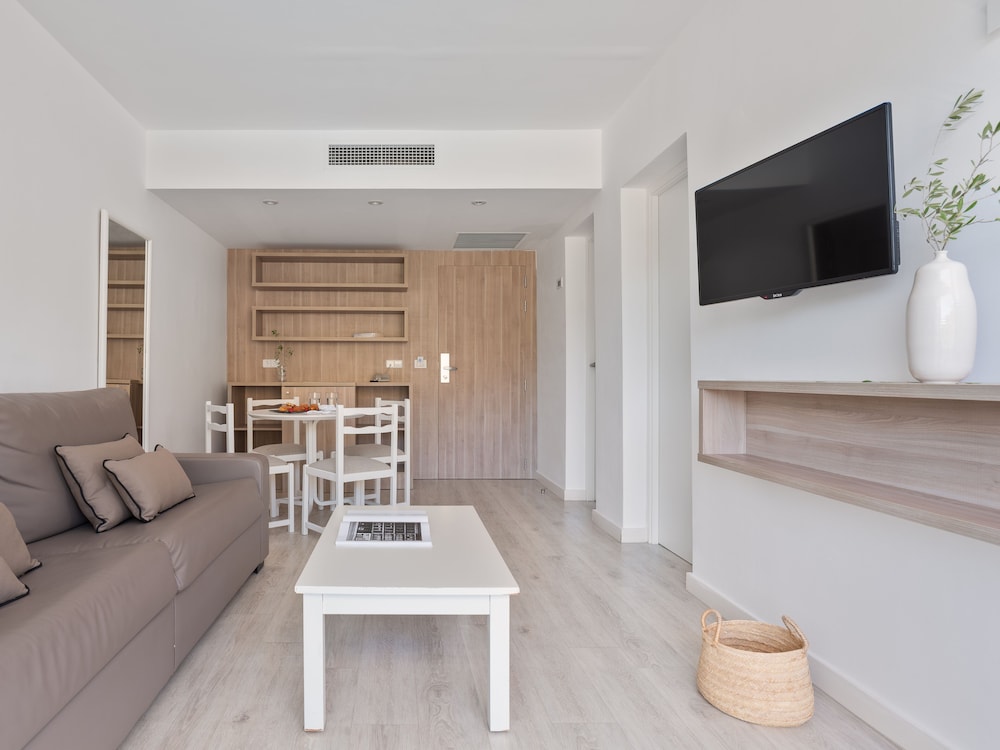 Puerto Azul Suite Hotel — Hotel rooms in Puerto Pollensa, Balearic Islands