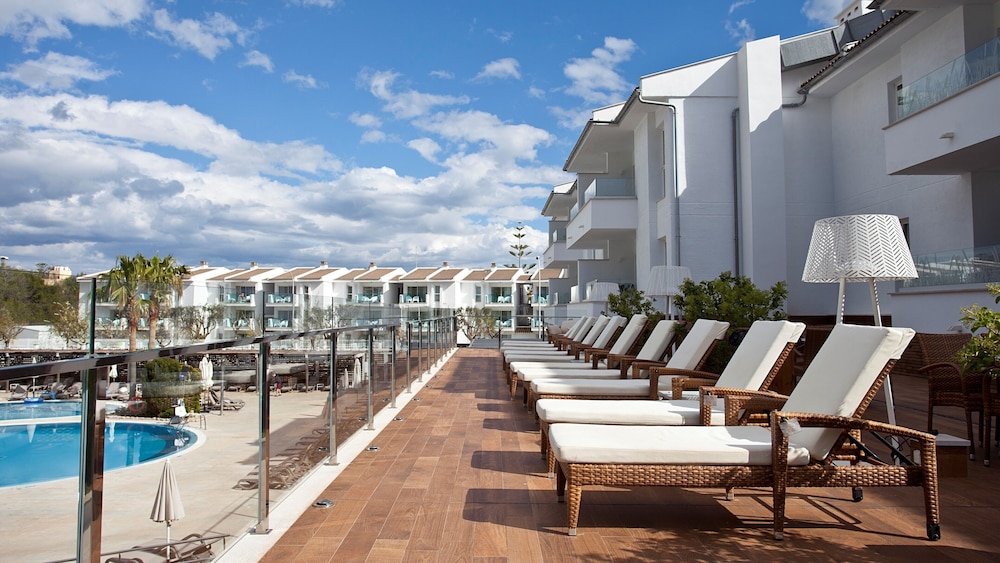 Puerto Azul Suite Hotel — Hotel building in Puerto Pollensa, Balearic Islands