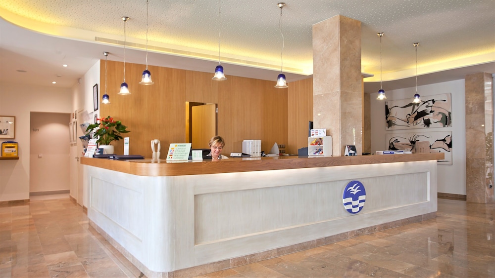 Puerto Azul Suite Hotel — Hotel building in Puerto Pollensa, Balearic Islands