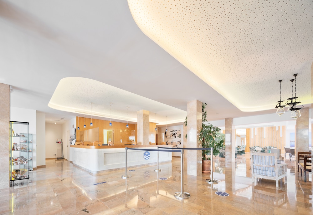 Puerto Azul Suite Hotel — Hotel building in Puerto Pollensa, Balearic Islands