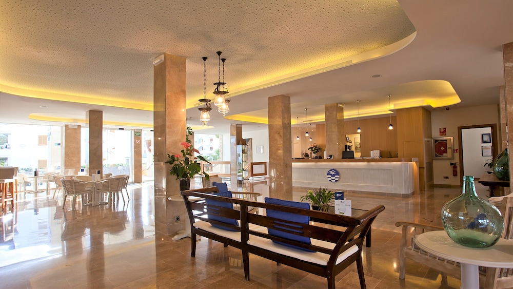 Puerto Azul Suite Hotel — Hotel building in Puerto Pollensa, Balearic Islands