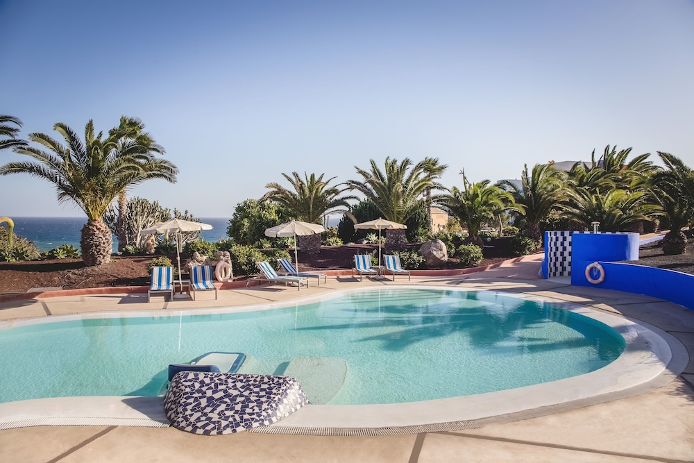 Hotel LIVVO Risco del Gato Suites — Swimming pool in Costa Calma, Canary Islands