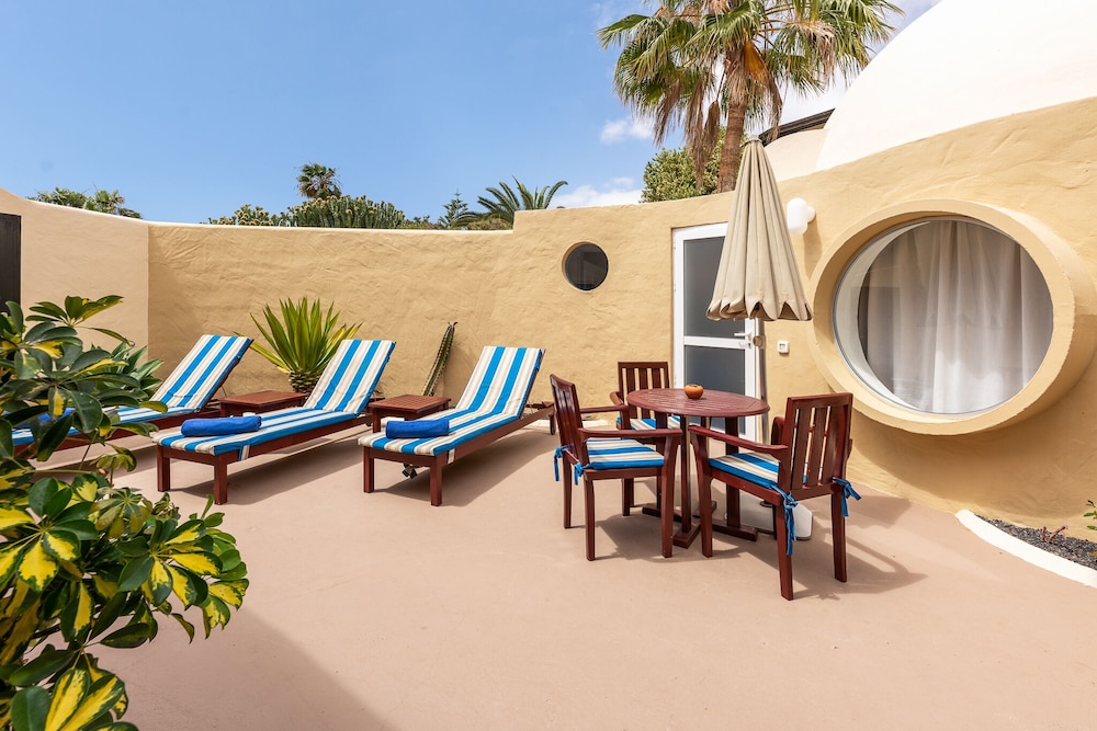Hotel LIVVO Risco del Gato Suites — Hotel building in Costa Calma, Canary Islands
