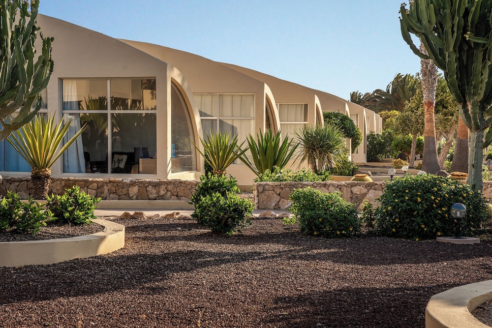 Hotel LIVVO Risco del Gato Suites — Hotel building in Costa Calma, Canary Islands