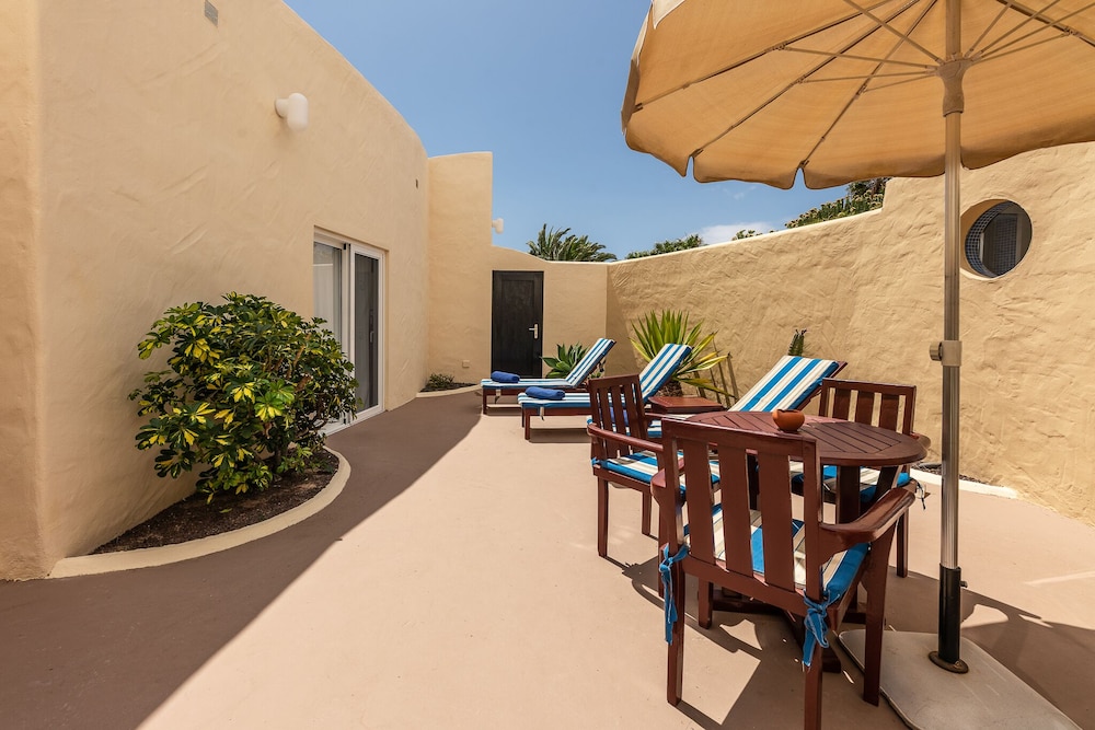 Hotel LIVVO Risco del Gato Suites — Hotel building in Costa Calma, Canary Islands