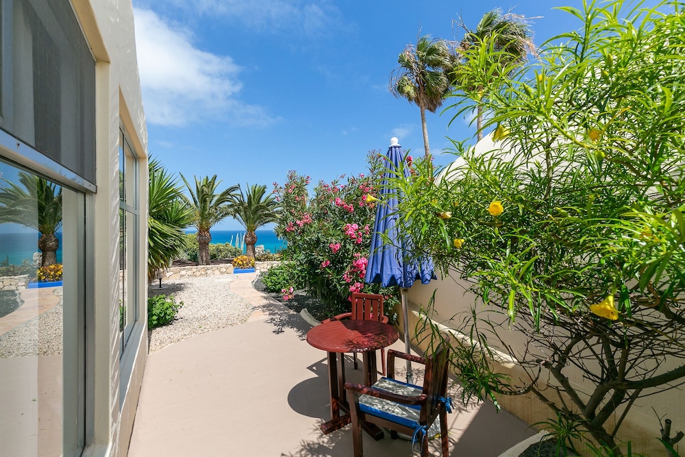 Hotel LIVVO Risco del Gato Suites — Hotel building in Costa Calma, Canary Islands