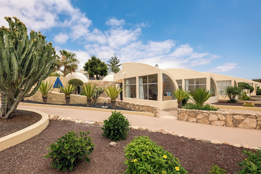 Hotel LIVVO Risco del Gato Suites — Hotel building in Costa Calma, Canary Islands