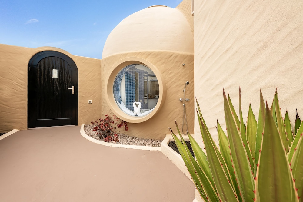Hotel LIVVO Risco del Gato Suites — Hotel building in Costa Calma, Canary Islands