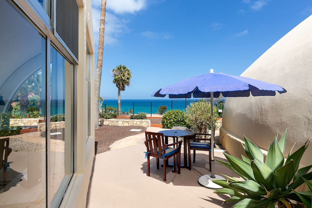 Hotel LIVVO Risco del Gato Suites — Hotel building in Costa Calma, Canary Islands