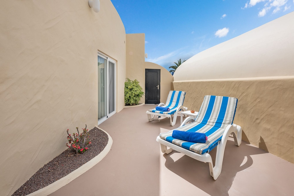 Hotel LIVVO Risco del Gato Suites — Hotel building in Costa Calma, Canary Islands