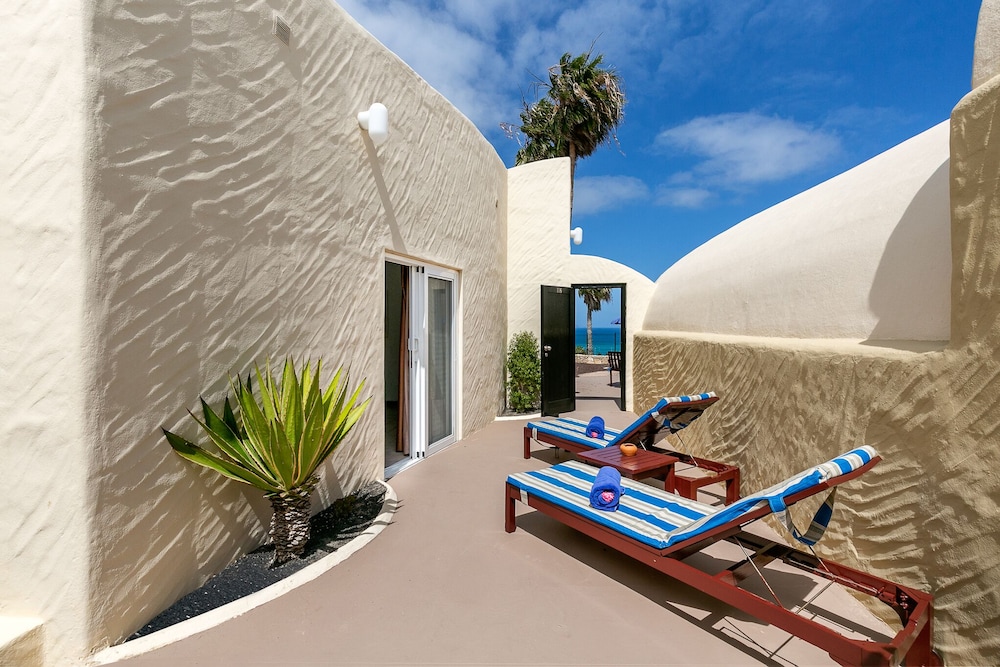Hotel LIVVO Risco del Gato Suites — Hotel building in Costa Calma, Canary Islands