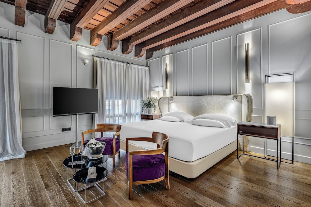 CoolRooms Palacio Villapanés 5 GL — Hotel rooms in Seville, Andalusia
