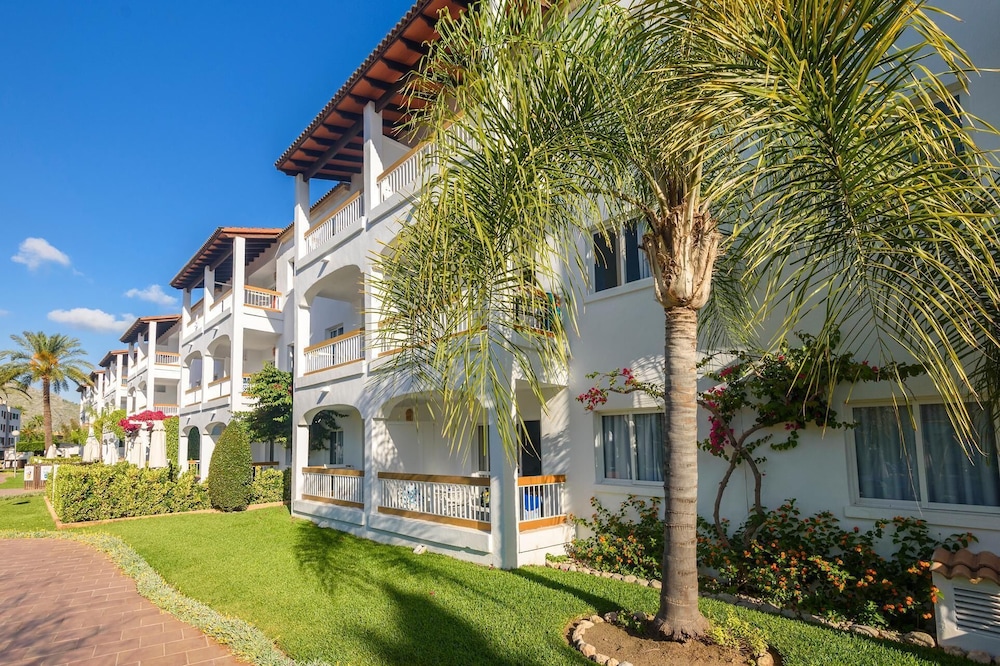 Aparthotel Alcudia Garden — Hotel building in Alcudia, Balearic Islands