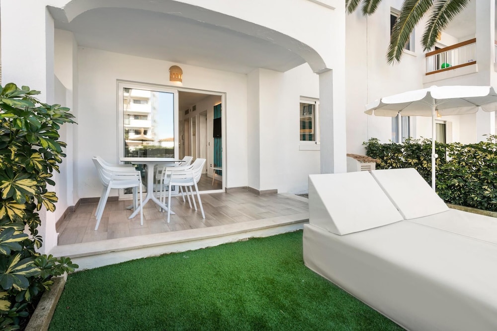 Aparthotel Alcudia Garden — Hotel building in Alcudia, Balearic Islands
