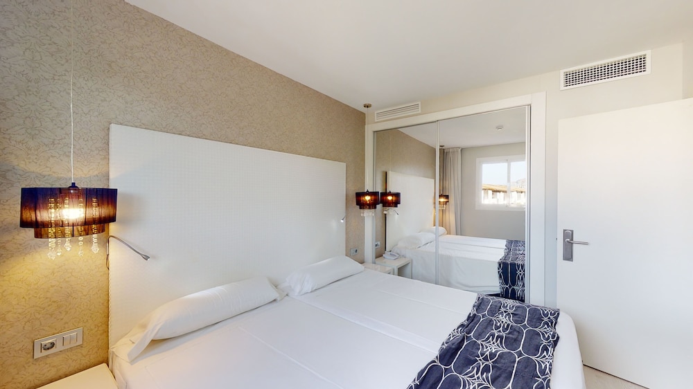 Aparthotel Alcudia Garden — Hotel rooms in Alcudia, Balearic Islands