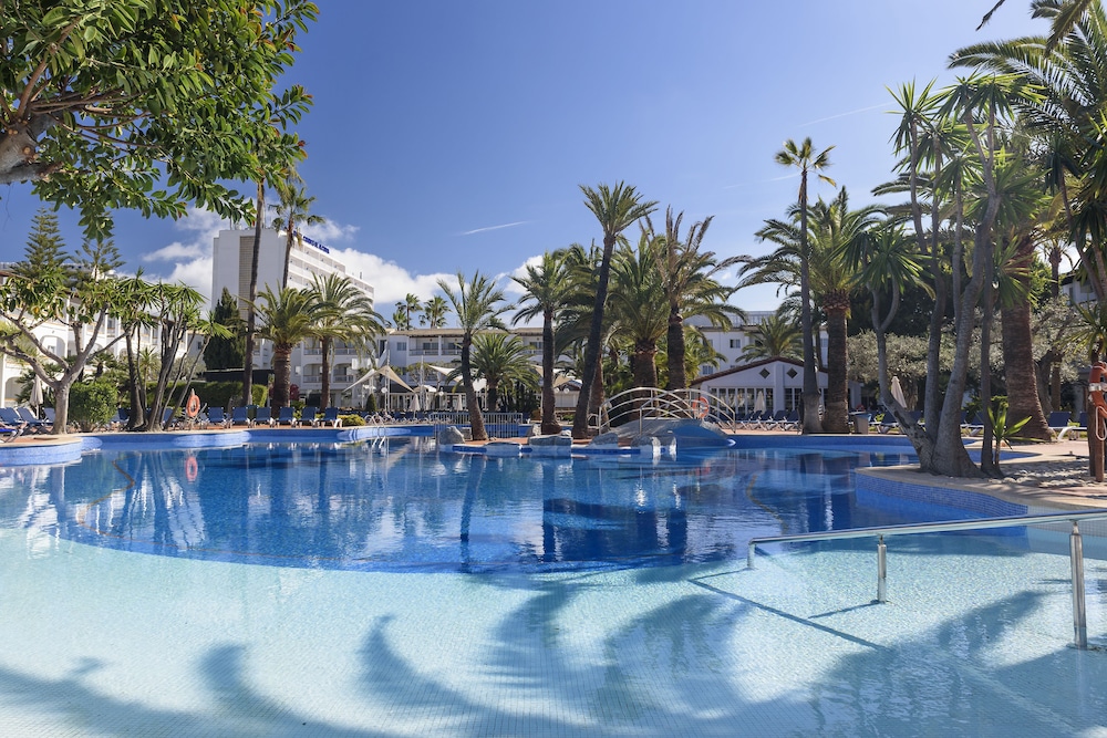 Aparthotel Alcudia Garden — Swimming pool in Alcudia, Balearic Islands