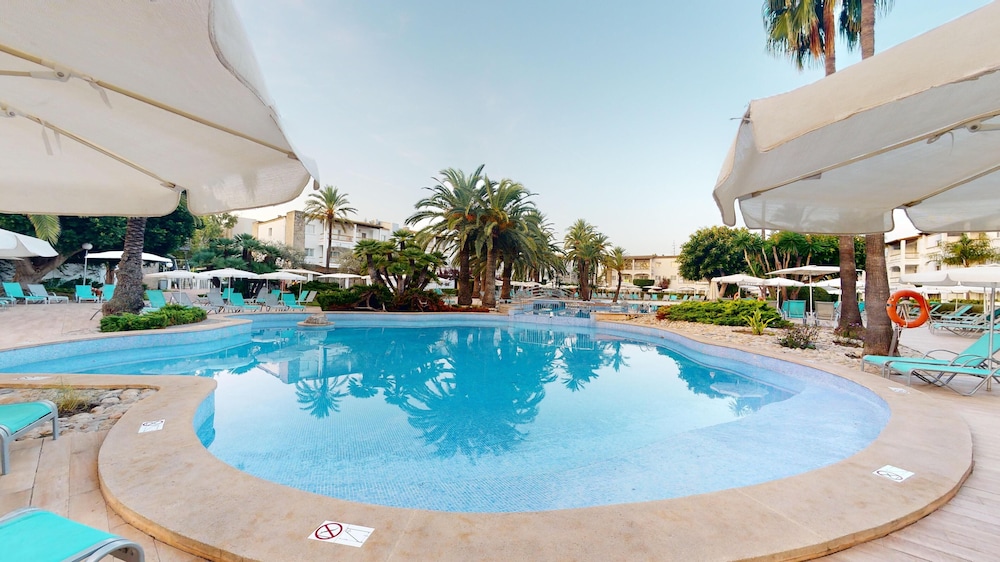Aparthotel Alcudia Garden — Swimming pool in Alcudia, Balearic Islands