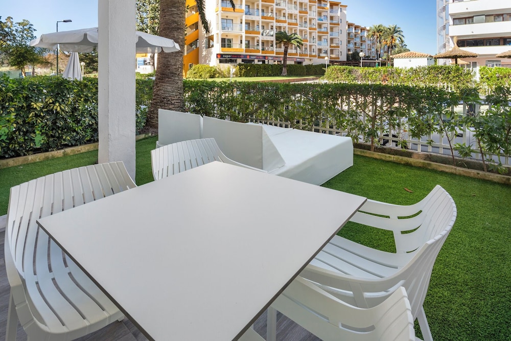 Aparthotel Alcudia Garden — Hotel building in Alcudia, Balearic Islands