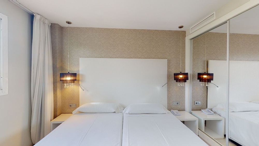 Aparthotel Alcudia Garden — Hotel rooms in Alcudia, Balearic Islands