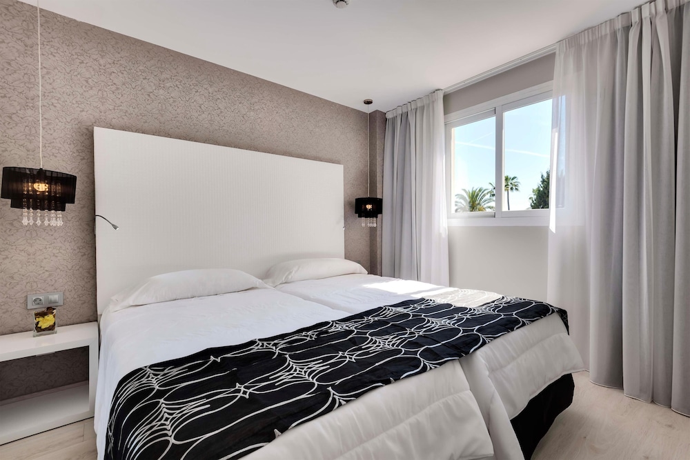 Aparthotel Alcudia Garden — Hotel rooms in Alcudia, Balearic Islands