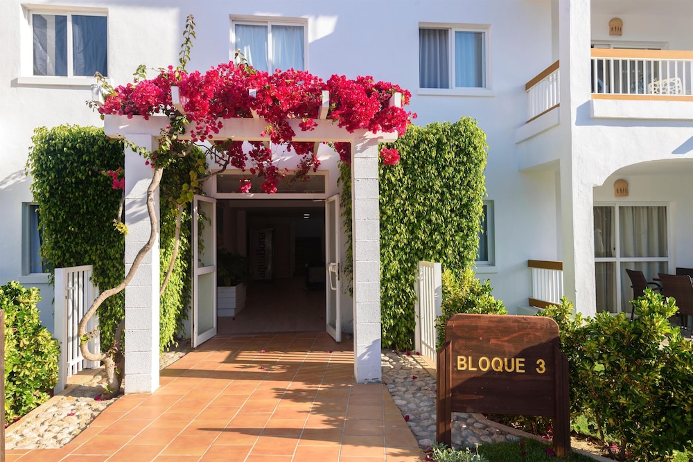 Aparthotel Alcudia Garden — Hotel building in Alcudia, Balearic Islands