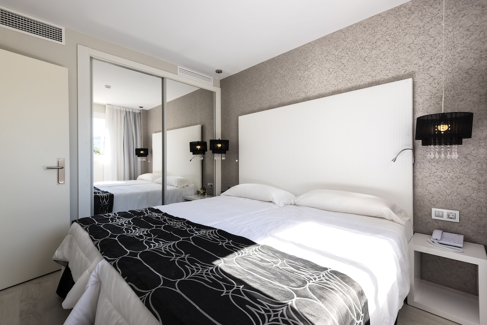 Aparthotel Alcudia Garden — Hotel rooms in Alcudia, Balearic Islands