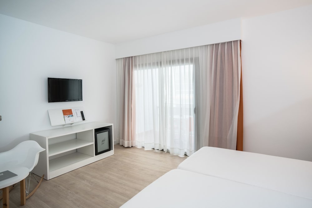 Hotel THB Ocean Beach - Adults Only — Hotel rooms in San Antonio, Balearic Islands