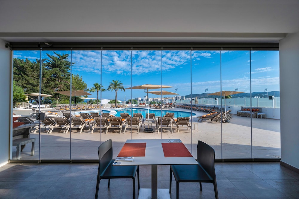 Hotel THB Ocean Beach - Adults Only — Restaurant & bars in San Antonio, Balearic Islands