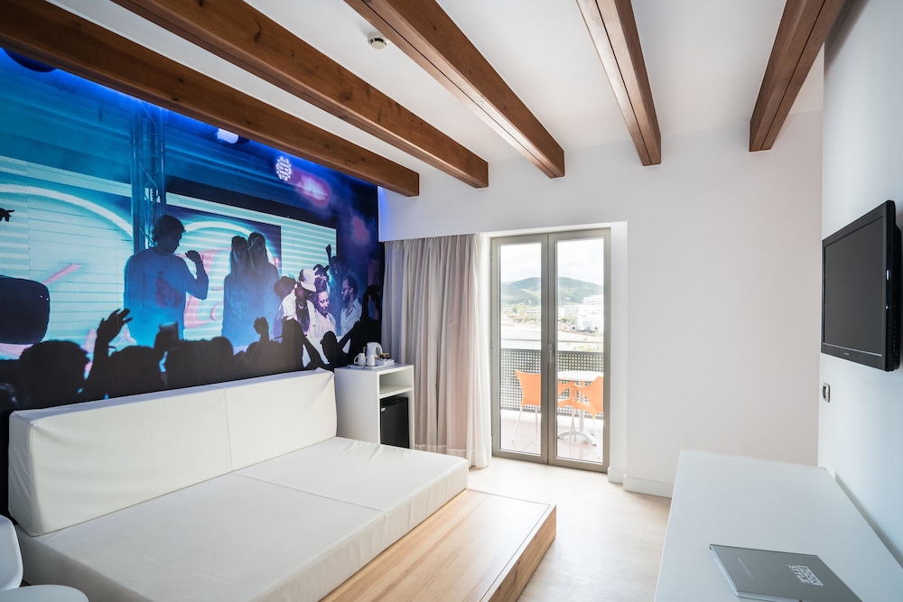 Hotel THB Ocean Beach - Adults Only — Hotel rooms in San Antonio, Balearic Islands