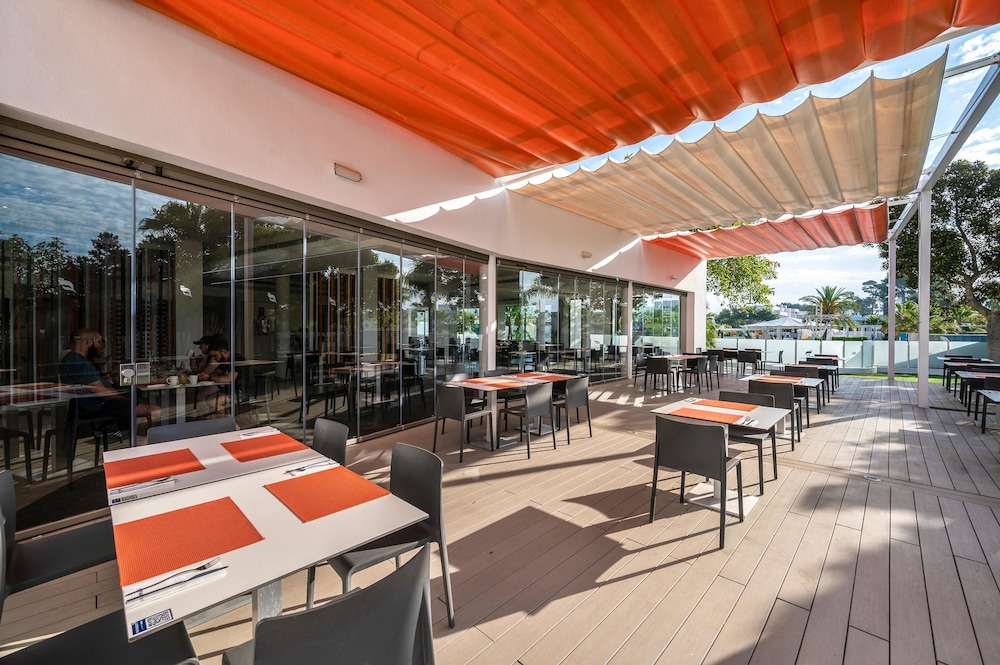 Hotel THB Ocean Beach - Adults Only — Restaurant & bars in San Antonio, Balearic Islands