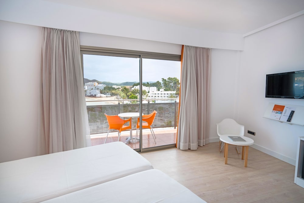 Hotel THB Ocean Beach - Adults Only — Hotel rooms in San Antonio, Balearic Islands