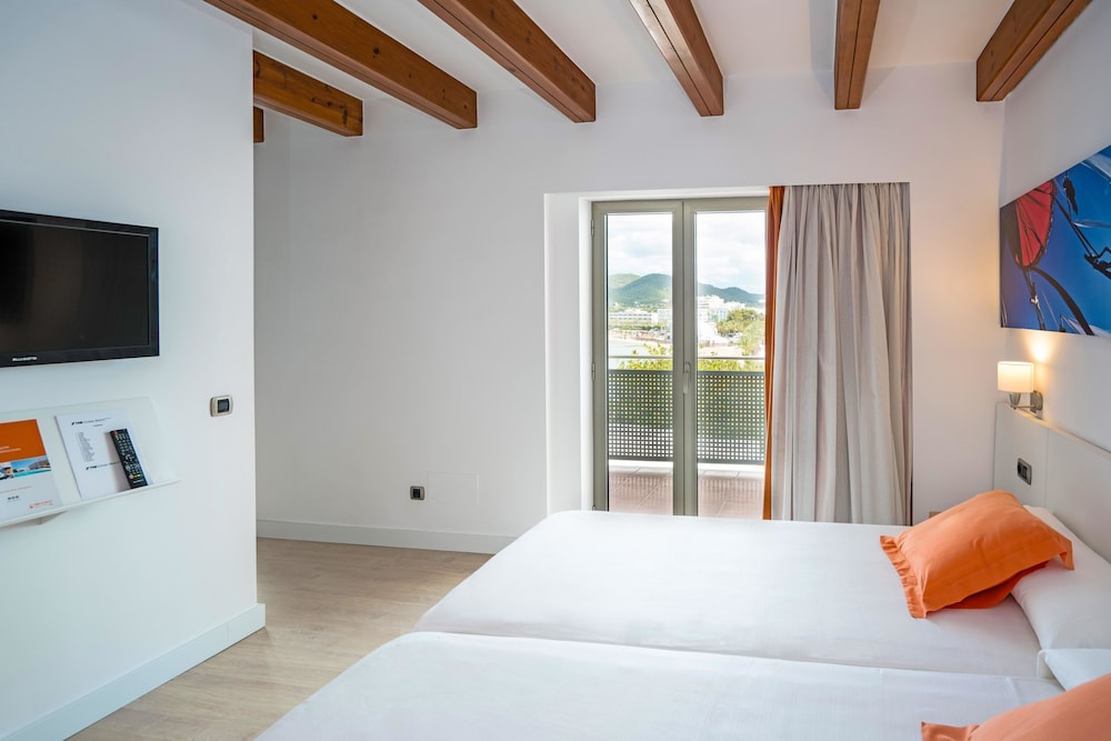 Hotel THB Ocean Beach - Adults Only — Hotel rooms in San Antonio, Balearic Islands