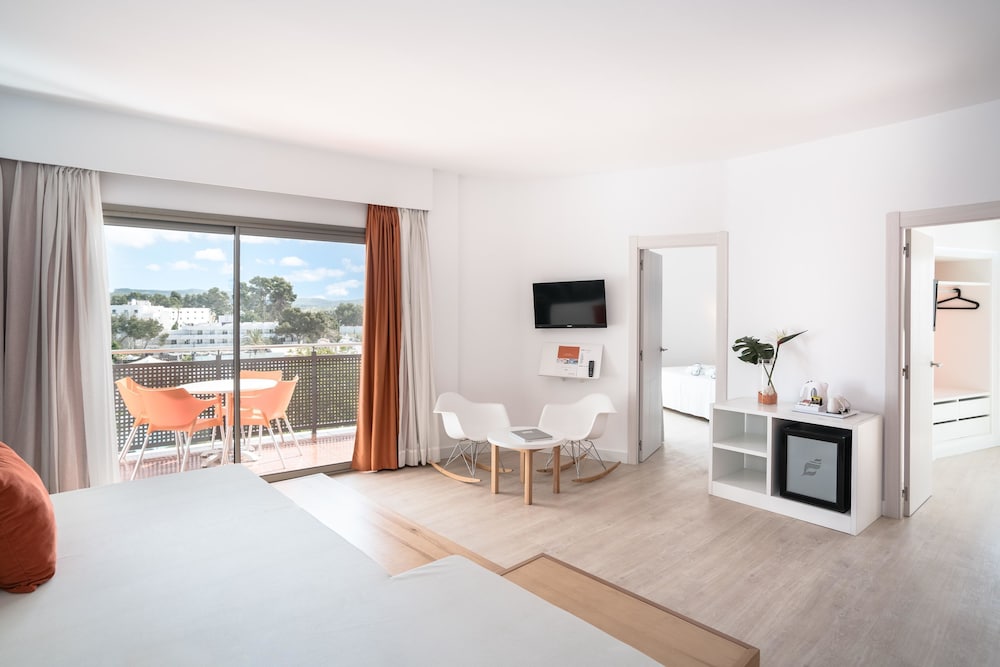 Hotel THB Ocean Beach - Adults Only — Hotel rooms in San Antonio, Balearic Islands